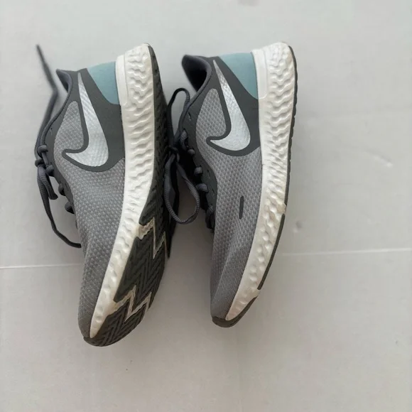 Nike Women's Sneakers Size 7 W Gray/Silver Athletic Running Shoes BQ6716-001 - Picture 6 of 9